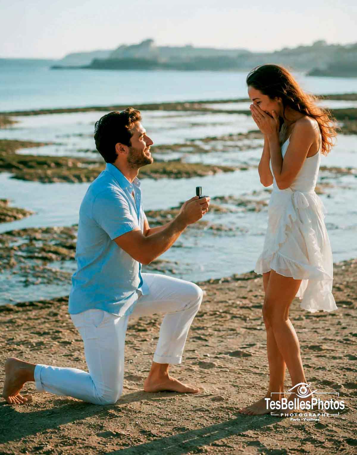 Demande en mariage romantique sur la plage de Cancale au bord de la mer