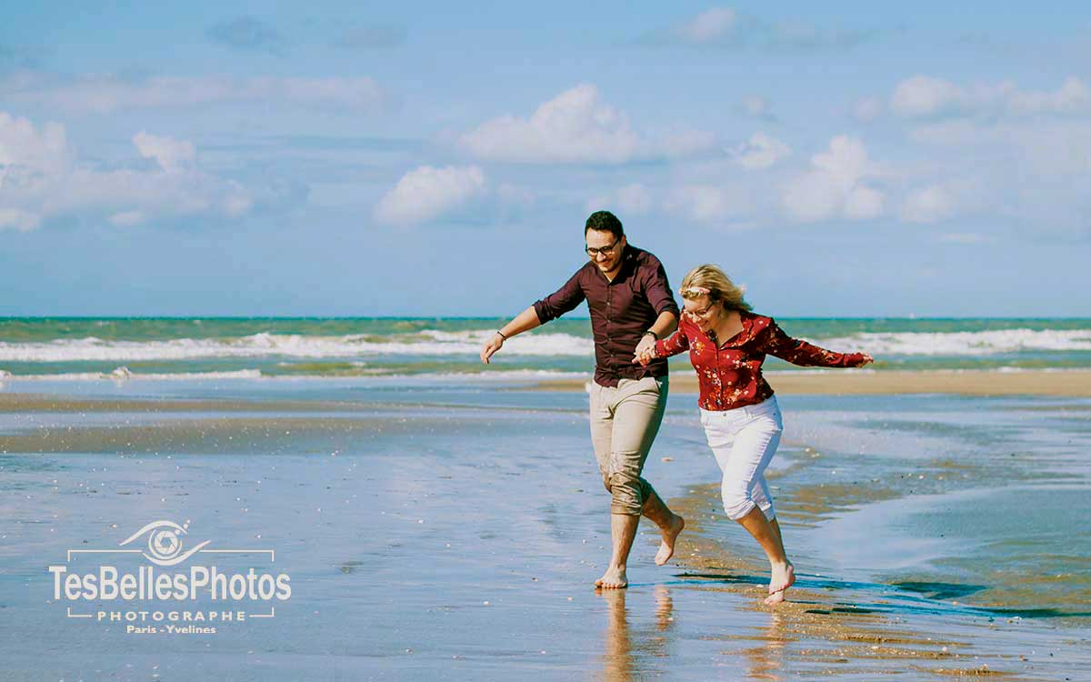 Photo de couple en bord de mer, shooting couple à la plage de Saint-Lunaire